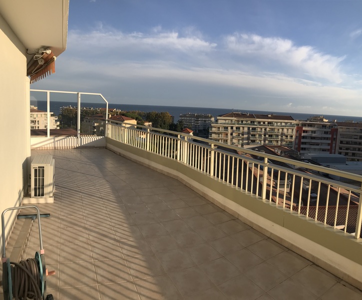 EXCEPTIONAL IN MENTON TWO ROOMS APARTMENT IN LAST FLOOR WITH TERRACE OF 28 SQUARE METRE