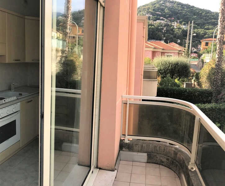 STUDIO IN AN STANDING RESIDENCE FIVE MINUTES WALKING FROM THE CENTRE OF ROQUEBRUNE AND THE SEA